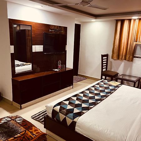 Hotel Vista Premium Tark A Family Hotel Near Igi Airport Delhi New Delhi Exterior photo
